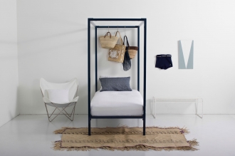 Four poster bed in kids bedroom