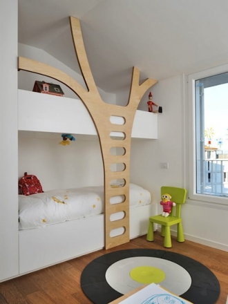 Bunk bed with tree steps