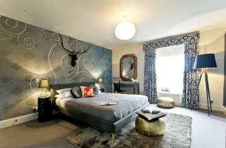 girls bedrom, turquoise wallpaper